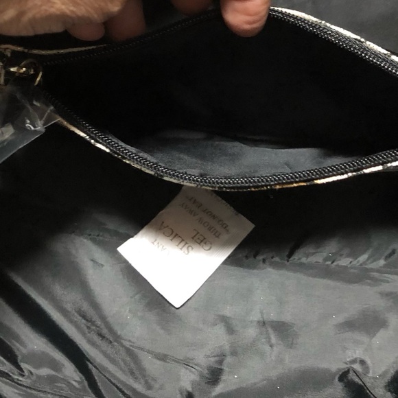 VICTORIA’S SECRET N.W.T. Shoulder,/Tote Black Bag 19” X 11” Tiger Pouch 8”X6”NEW - Picture 9 of 14